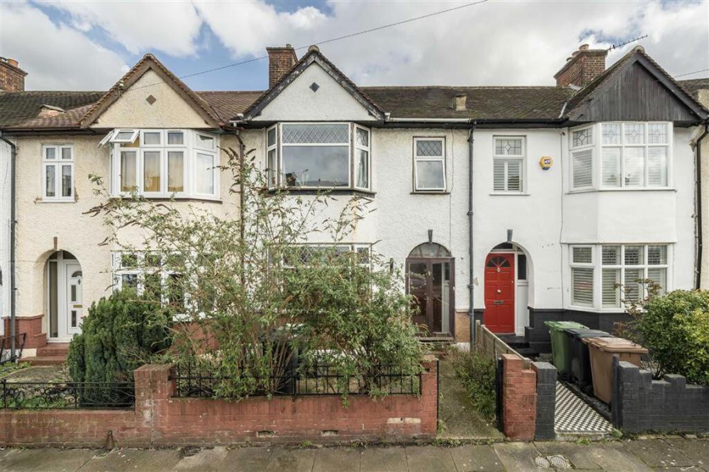 3 bed Semi Detached for rent in Deptford. From Dexters - New Cross