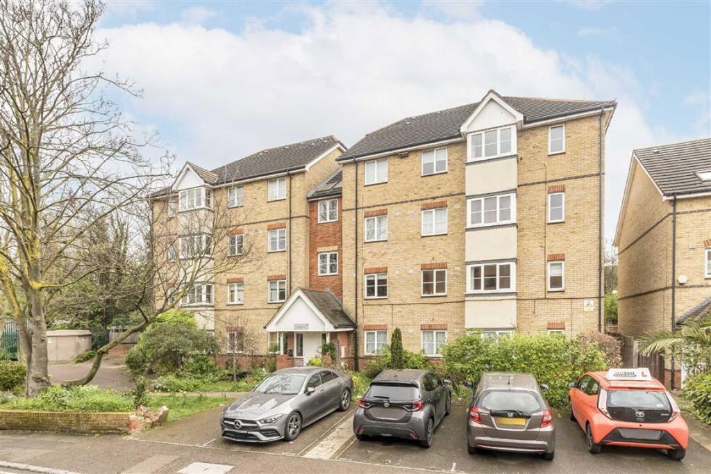 2 bed 1st Floor Flat for rent in Deptford. From Dexters - New Cross