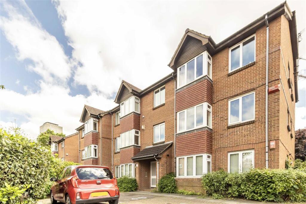 2 bed 1st Floor Flat for rent in Deptford. From Dexters - New Cross