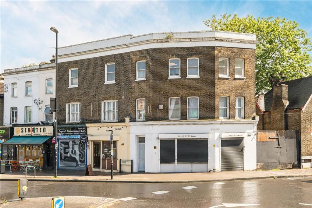 3 bed 1st Floor Flat for rent in Deptford. From Dexters - New Cross