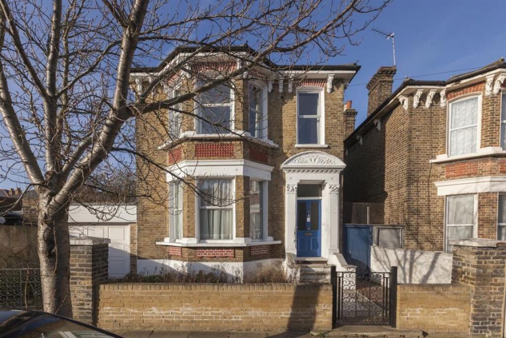 6 bed Detached for rent in Deptford. From Dexters - New Cross 6 bed Detached for rent in Deptford. From Dexters - New Cross