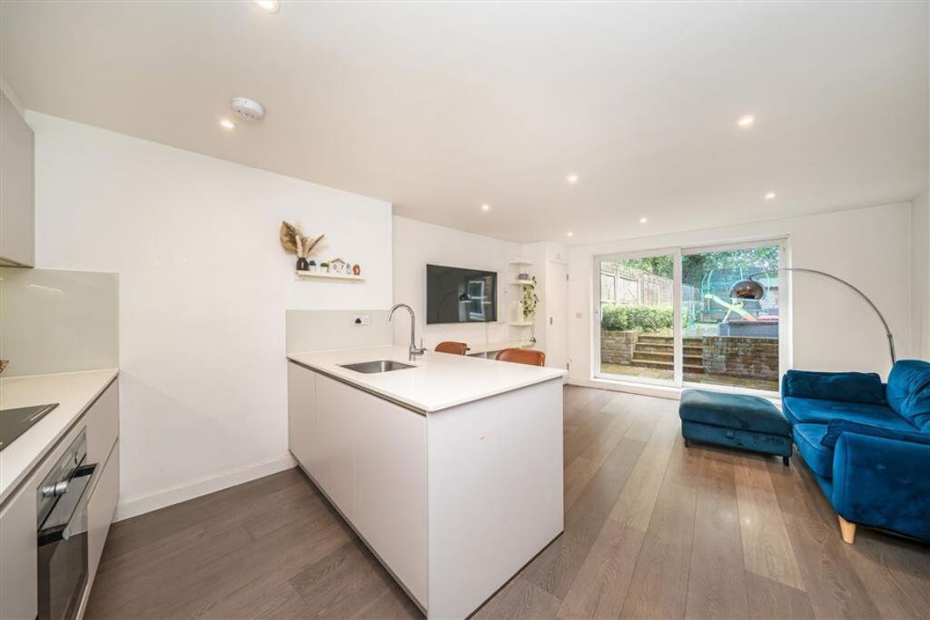 2 bed 1st Floor Flat for rent in Deptford. From Dexters - New Cross