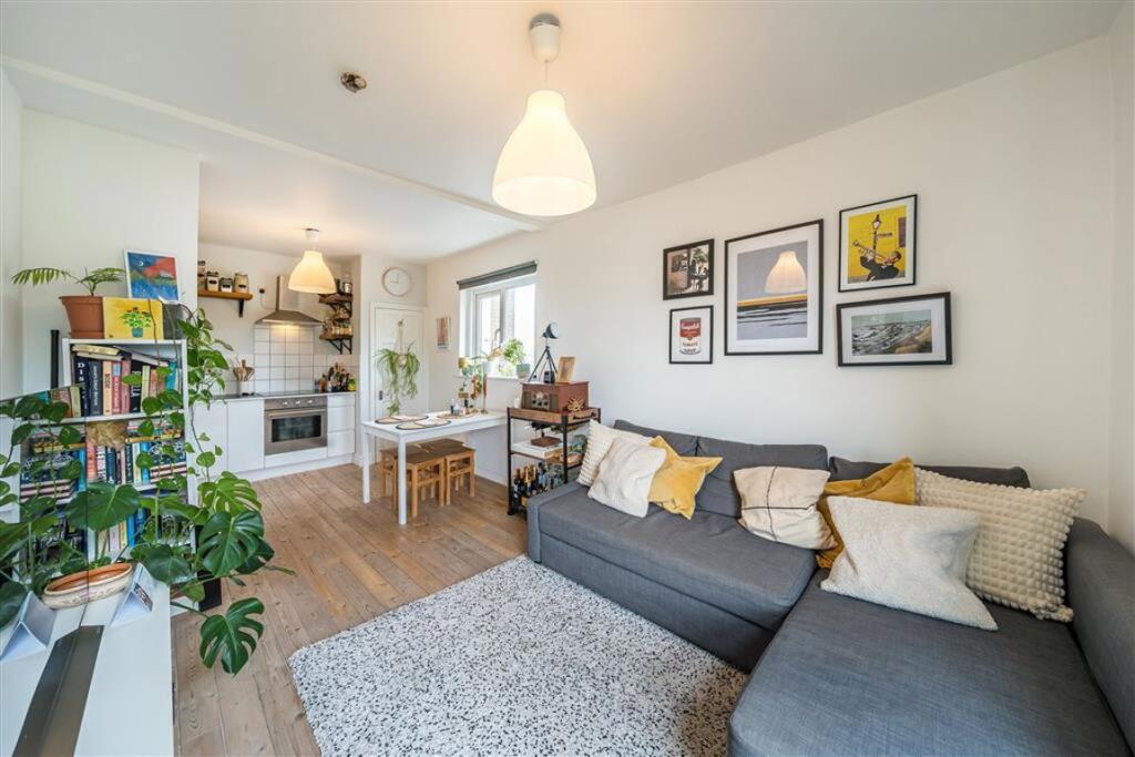 2 bed 1st Floor Flat for rent in Deptford. From Dexters - New Cross
