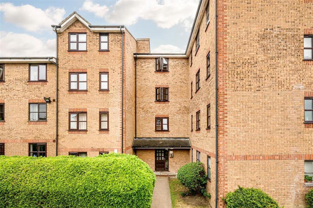 4 bed 1st Floor Flat for rent in Deptford. From Dexters - New Cross 4 bed 1st Floor Flat for rent in Deptford. From Dexters - New Cross