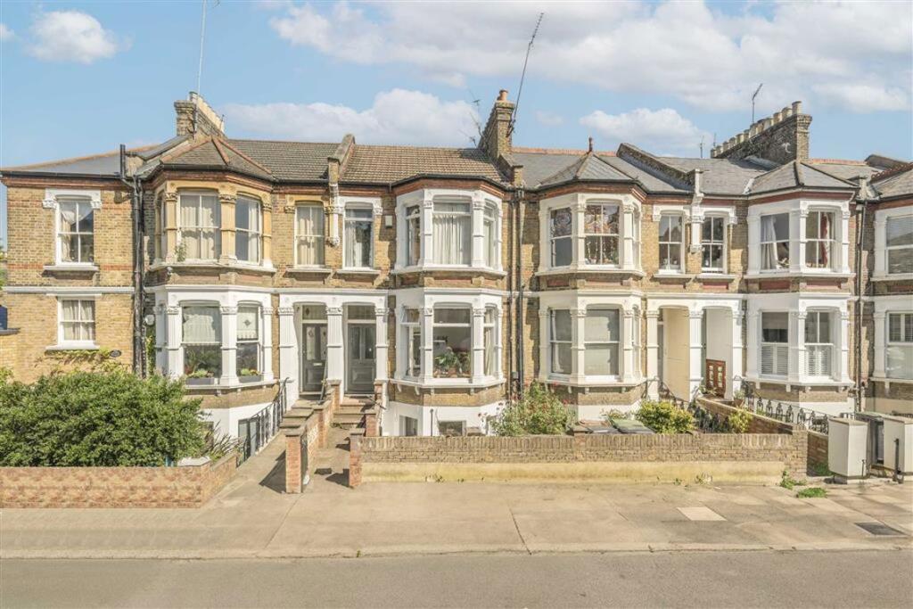 4 bed 1st Floor Flat for rent in Deptford. From Dexters - New Cross