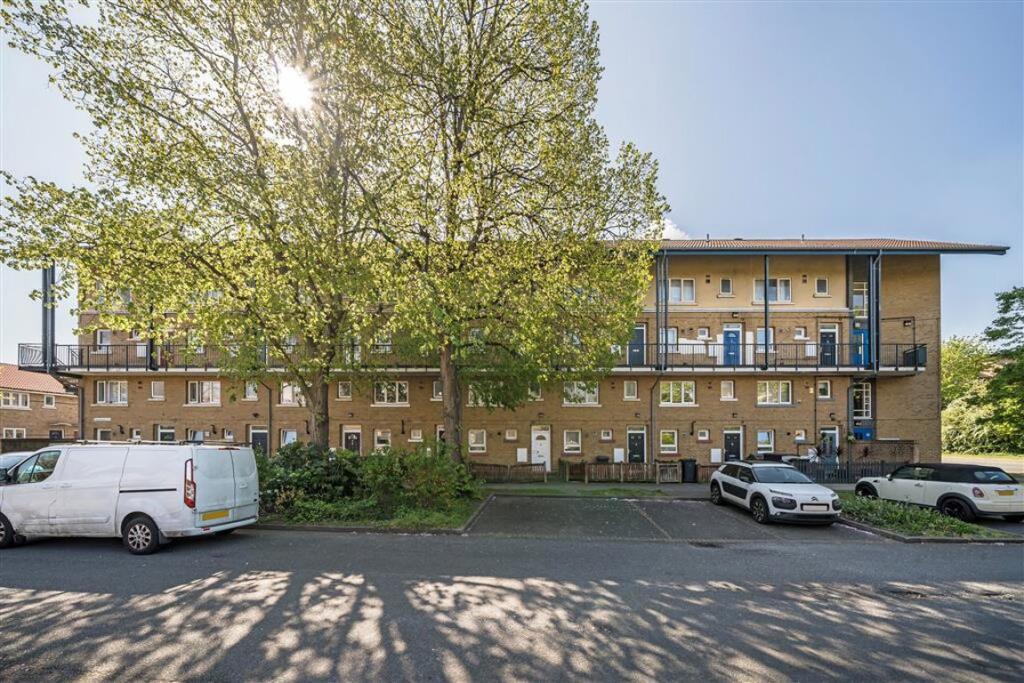 2 bed 1st Floor Flat for rent in Deptford. From Dexters - New Cross