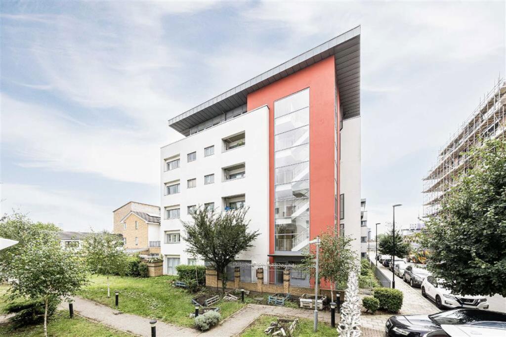 2 bed 1st Floor Flat for rent in Deptford. From Dexters - New Cross 2 bed 1st Floor Flat for rent in Deptford. From Dexters - New Cross