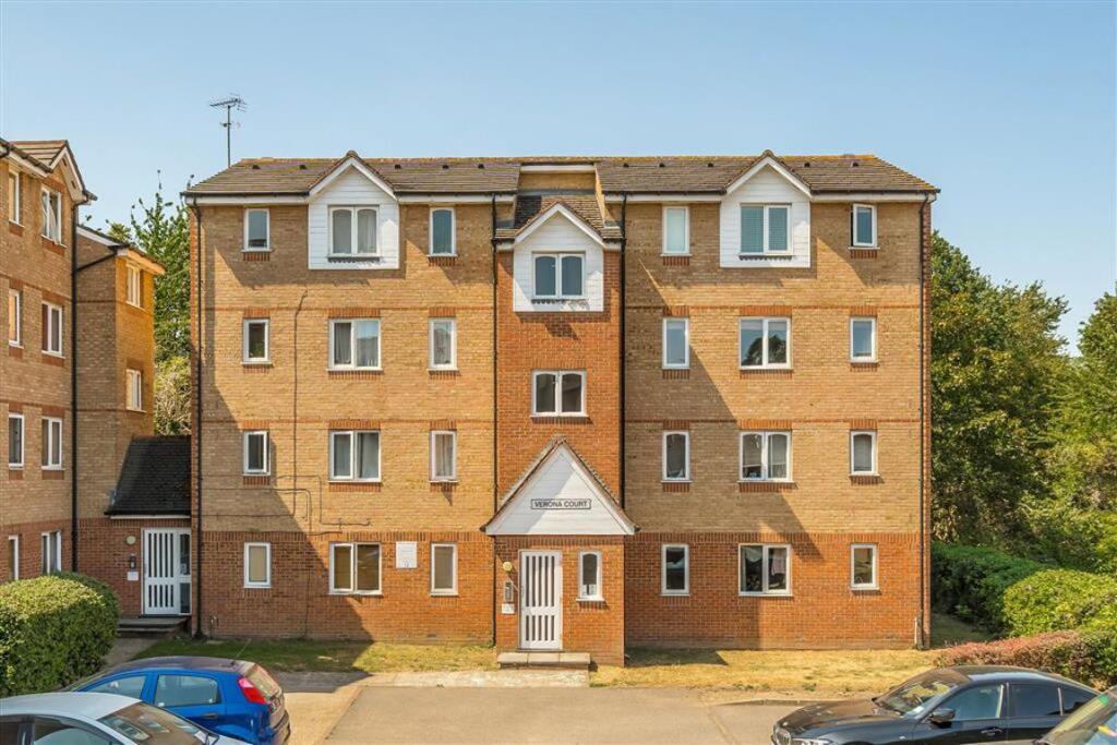 4 bed 1st Floor Flat for rent in Deptford. From Dexters - New Cross