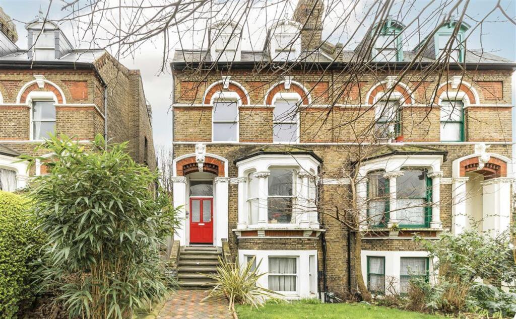 2 bed 1st Floor Flat for rent in Deptford. From Dexters - New Cross