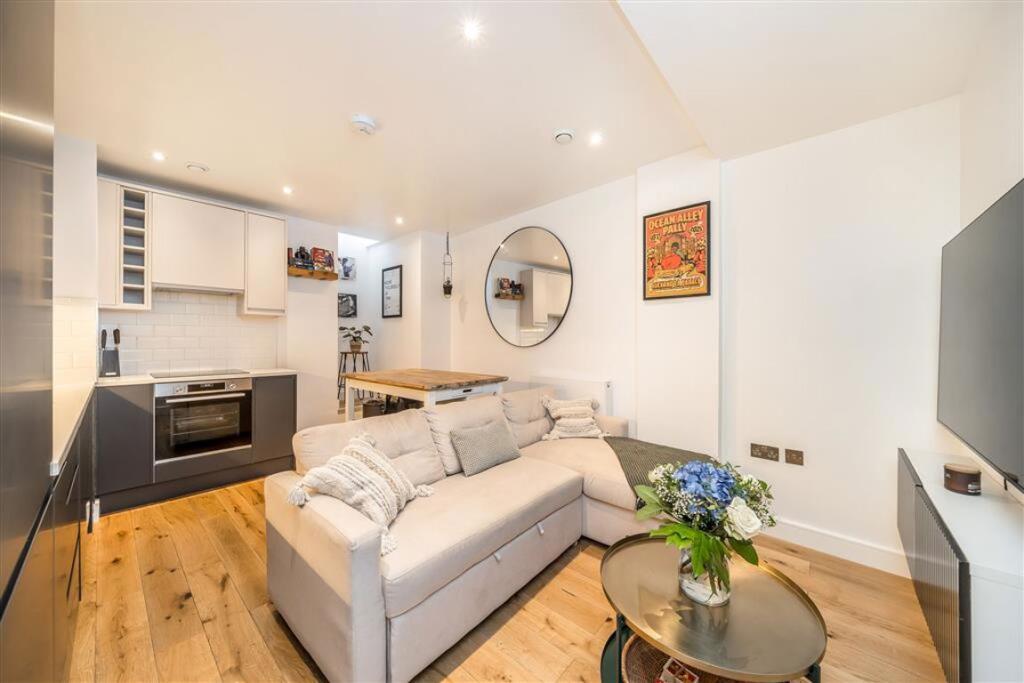 1 bed 1st Floor Flat for rent in Deptford. From Dexters - New Cross 1 bed 1st Floor Flat for rent in Deptford. From Dexters - New Cross