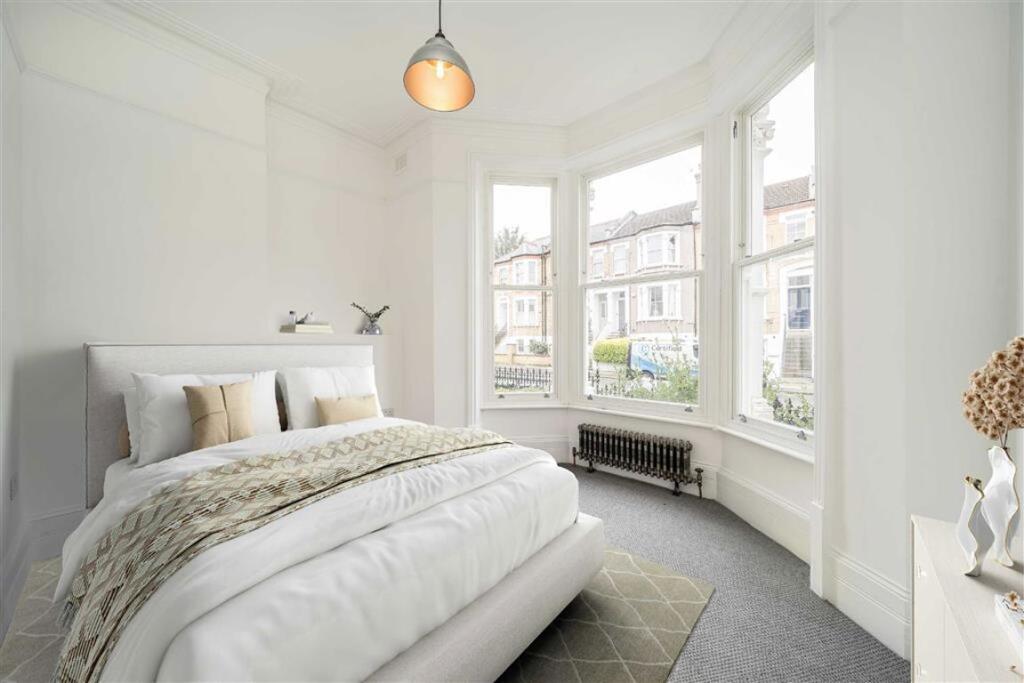 1 bed 1st Floor Flat for rent in Deptford. From Dexters - New Cross