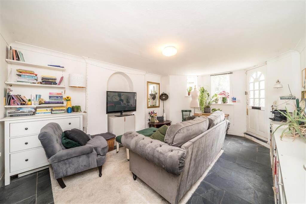 3 bed 1st Floor Flat for rent in Deptford. From Dexters - New Cross