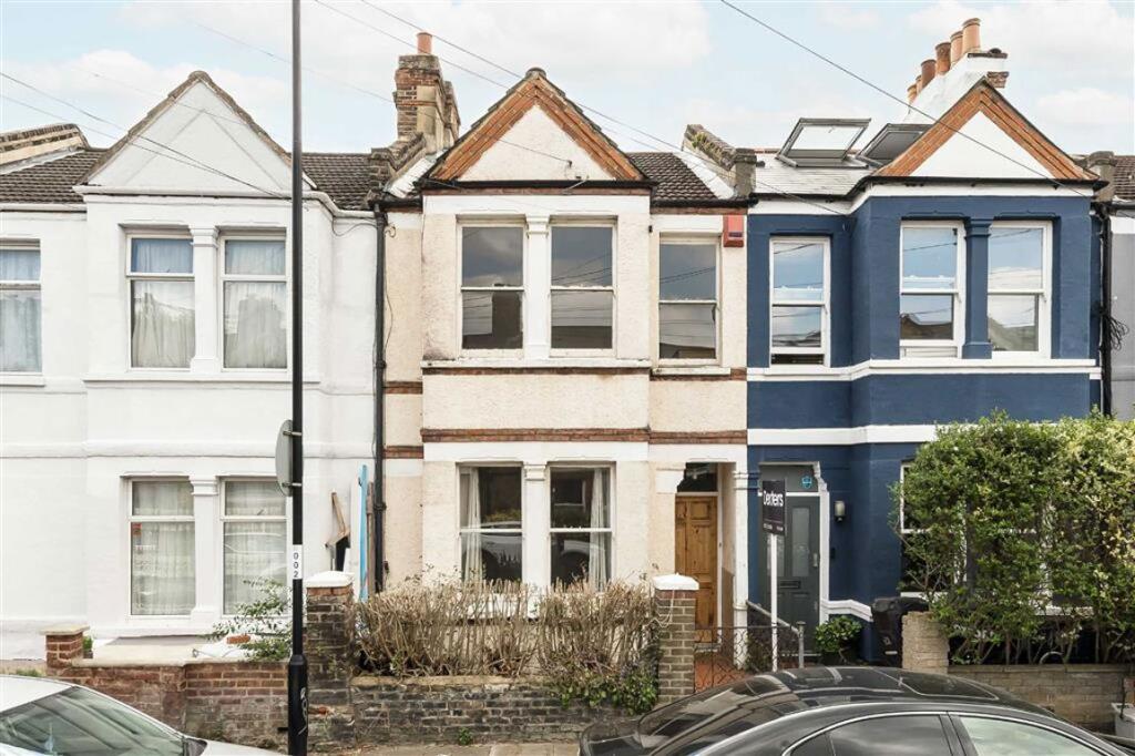 2 bed Mid Terraced House for rent in Lewisham. From Dexters - New Cross 2 bed Mid Terraced House for rent in Lewisham. From Dexters - New Cross