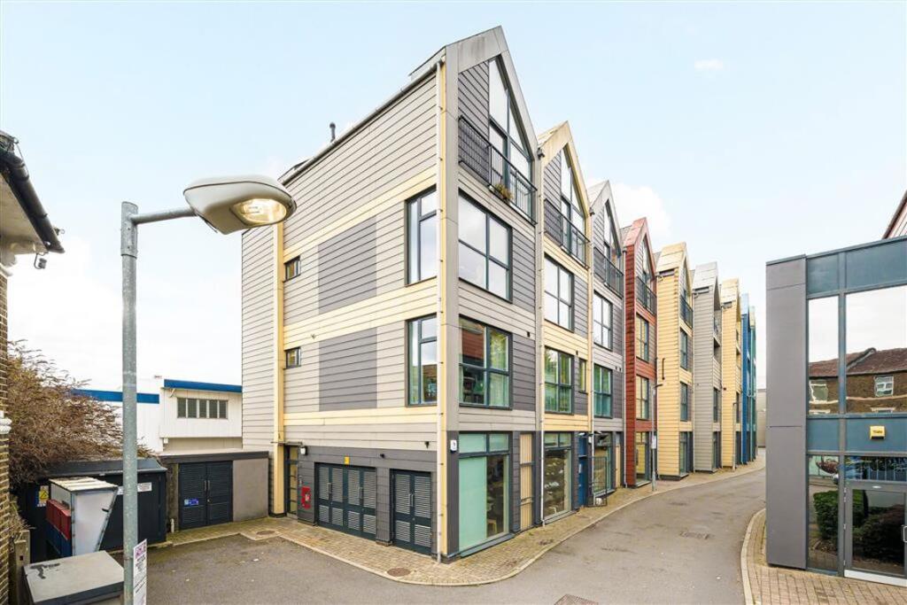 1 bed 1st Floor Flat for rent in Deptford. From Dexters - New Cross