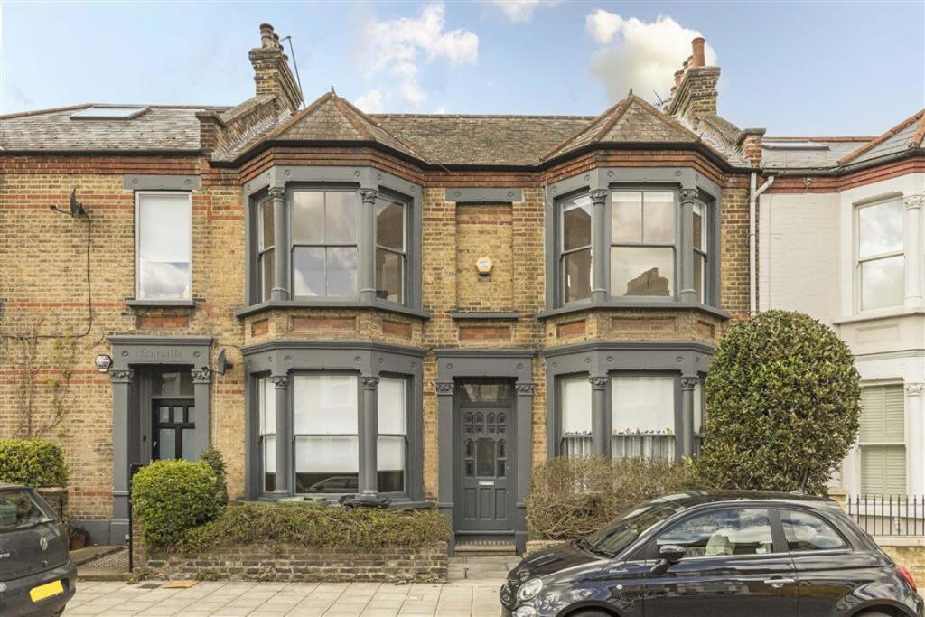 3 bed 1st Floor Flat for rent in Lewisham. From Dexters - New Cross 3 bed 1st Floor Flat for rent in Lewisham. From Dexters - New Cross