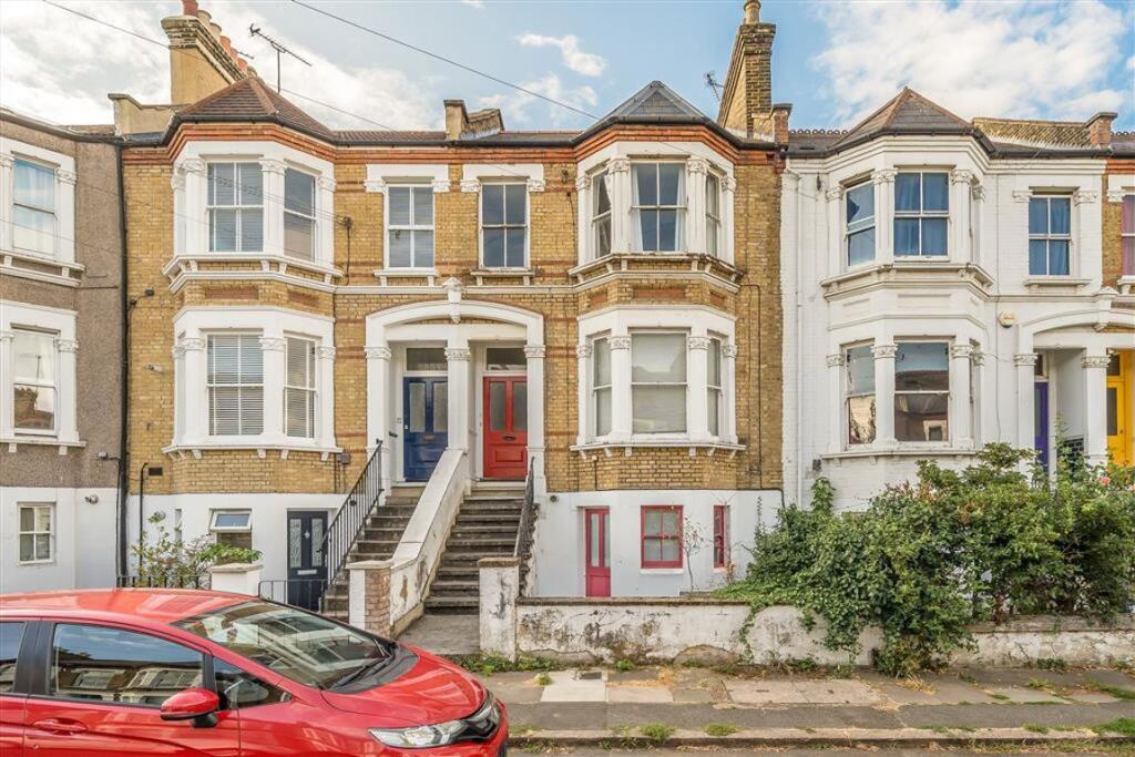 2 bed 1st Floor Flat for rent in Deptford. From Dexters - New Cross