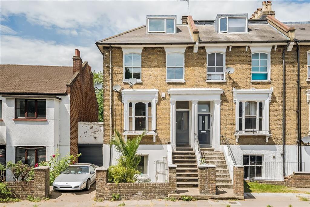 2 bed 1st Floor Flat for rent in Deptford. From Dexters - New Cross