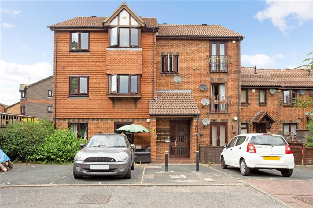 1 bed 1st Floor Flat for rent in Deptford. From Dexters - New Cross