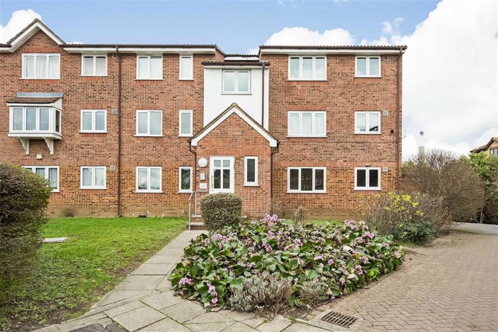 1 bed 1st Floor Flat for rent in Deptford. From Dexters - New Cross