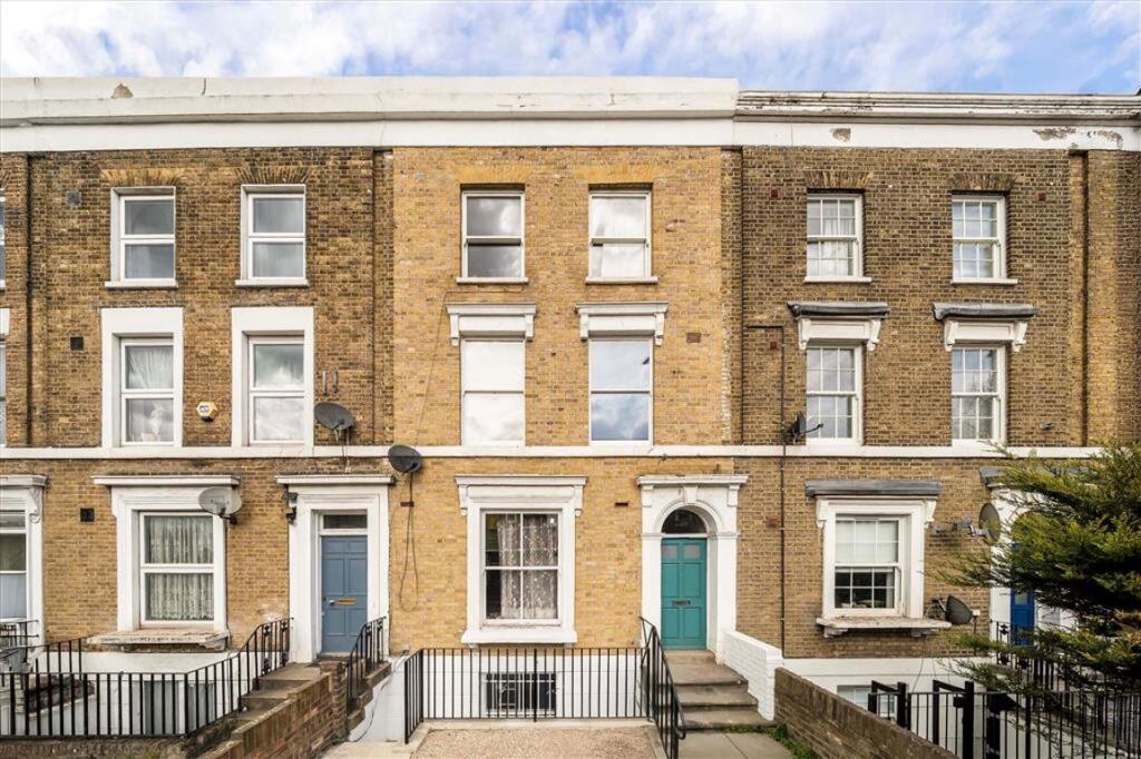 2 bed 1st Floor Flat for rent in Deptford. From Dexters - New Cross