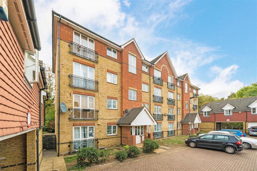 2 bed 1st Floor Flat for rent in Deptford. From Dexters - New Cross