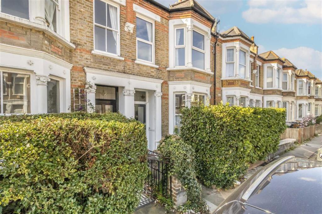 2 bed 1st Floor Flat for rent in Deptford. From Dexters - New Cross