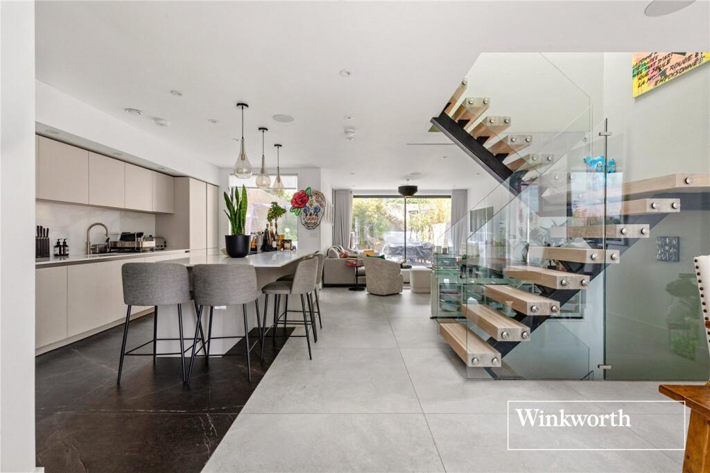 4 bed Semi Detached for rent in Hornsey. From Winkworth - Finchley