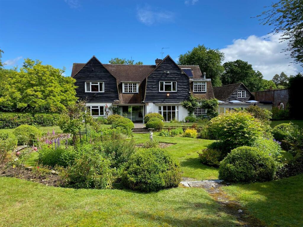 5 bed Detached for rent in Berkhamsted. From Regent Estates - Berkhamsted