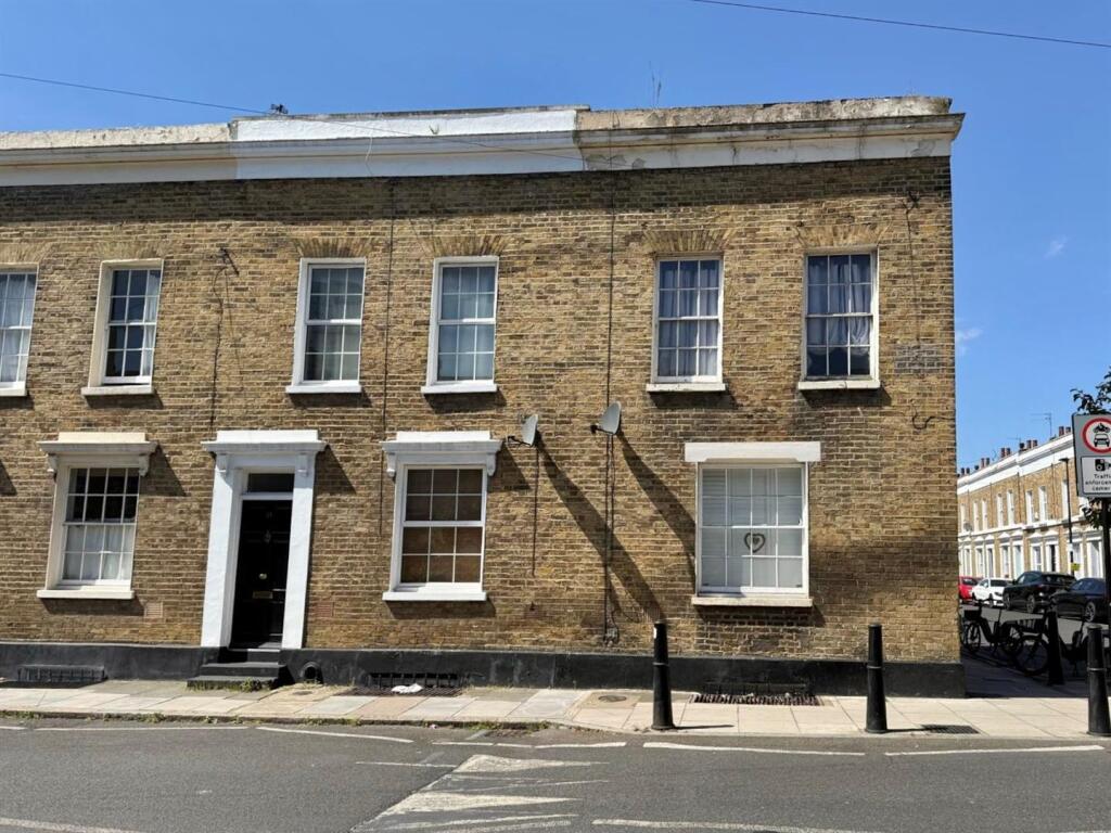 2 bed Mid Terraced House for rent in London. From Regent Estates - Berkhamsted
