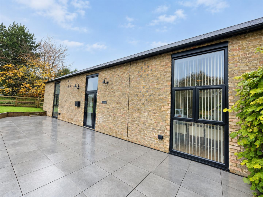 3 bed Barn Conversion for rent in Berkhamsted. From Regent Estates - Berkhamsted