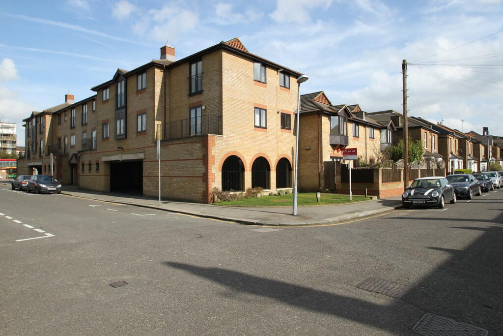 2 bed Apartment for rent in Kingston upon Thames. From Greenfield Estate Agents - Surbiton