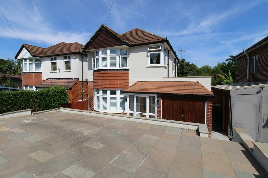 3 bed Detached House for rent in Worcester Park. From Greenfield Estate Agents - Surbiton