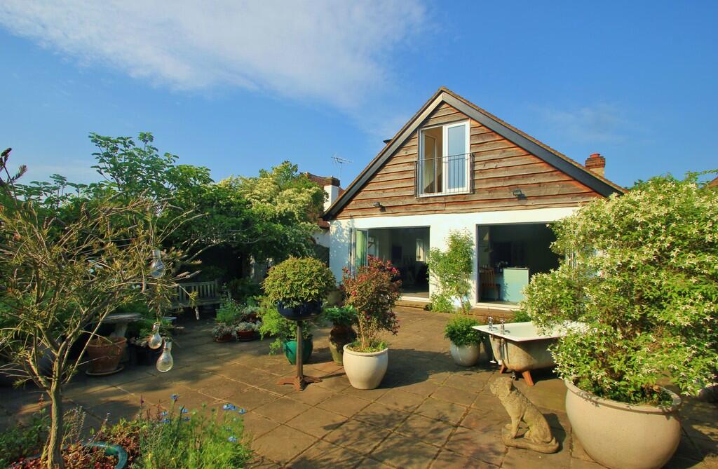 5 bed Detached for rent in Worcester Park. From Greenfield Estate Agents - Surbiton 5 bed Detached for rent in Worcester Park. From Greenfield Estate Agents - Surbiton