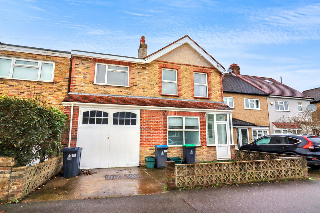 6 bed Detached for rent in Surbiton. From Greenfield Estate Agents - Surbiton