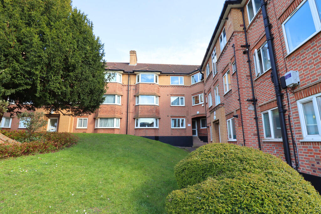 2 bed 1st Floor Flat for rent in Surbiton. From Greenfield Estate Agents - Surbiton