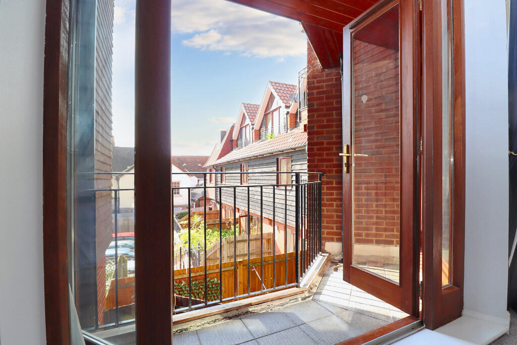 2 bed Apartment for rent in Kingston upon Thames. From Greenfield Estate Agents - Surbiton 2 bed Apartment for rent in Kingston upon Thames. From Greenfield Estate Agents - Surbiton