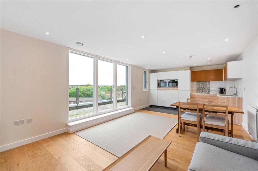 2 bed Penthouse for rent in Islington. From Winkworth - Islington