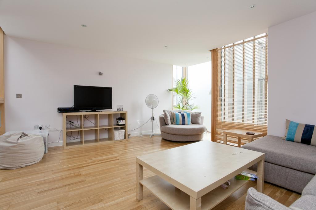3 bed Town House for rent in Stoke Newington. From Winkworth - Highbury