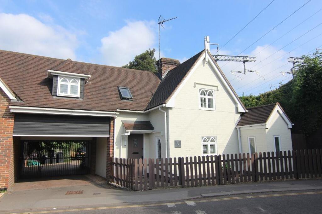 2 bed Link detached for rent in Pangbourne. From Davis Tate - Pangbourne