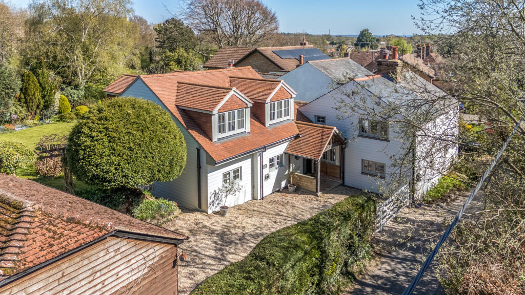 5 bed Detached for rent in Upper Basildon. From Davis Tate - Pangbourne