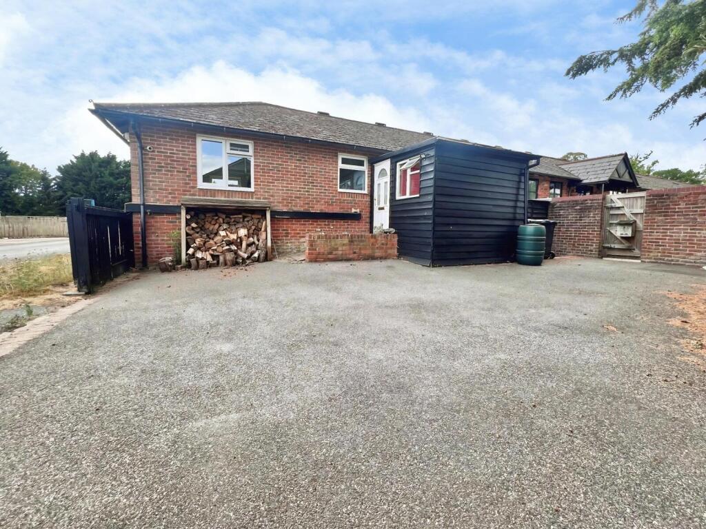 2 bed Bungalow for rent in Whitchurch Hill. From Davis Tate - Pangbourne 2 bed Bungalow for rent in Whitchurch Hill. From Davis Tate - Pangbourne