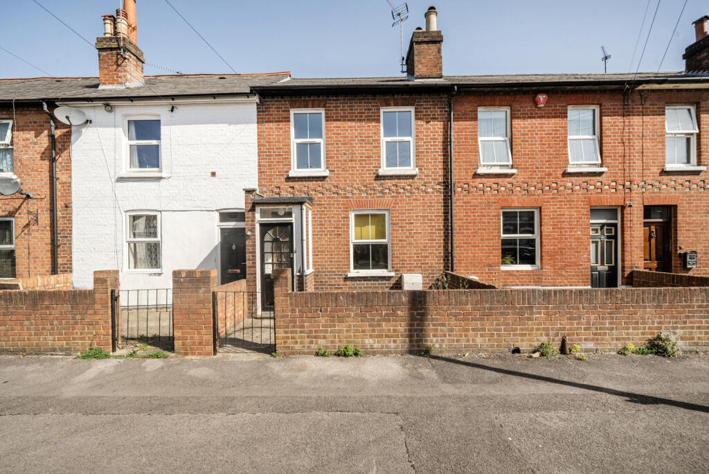2 bed Mid Terraced House for rent in Reading. From Davis Tate - Reading