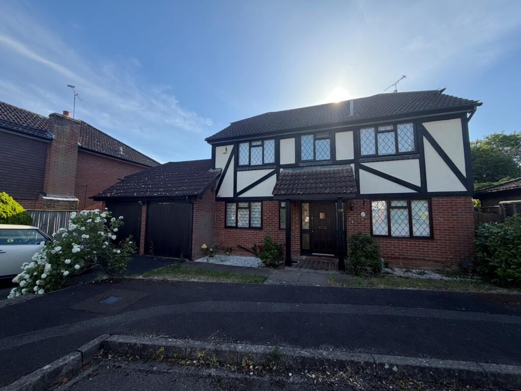 4 bed Detached for rent in Woodley. From Davis Tate - Reading 4 bed Detached for rent in Woodley. From Davis Tate - Reading