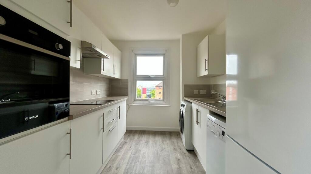 3 bed Apartment for rent in Reading. From Davis Tate - Reading