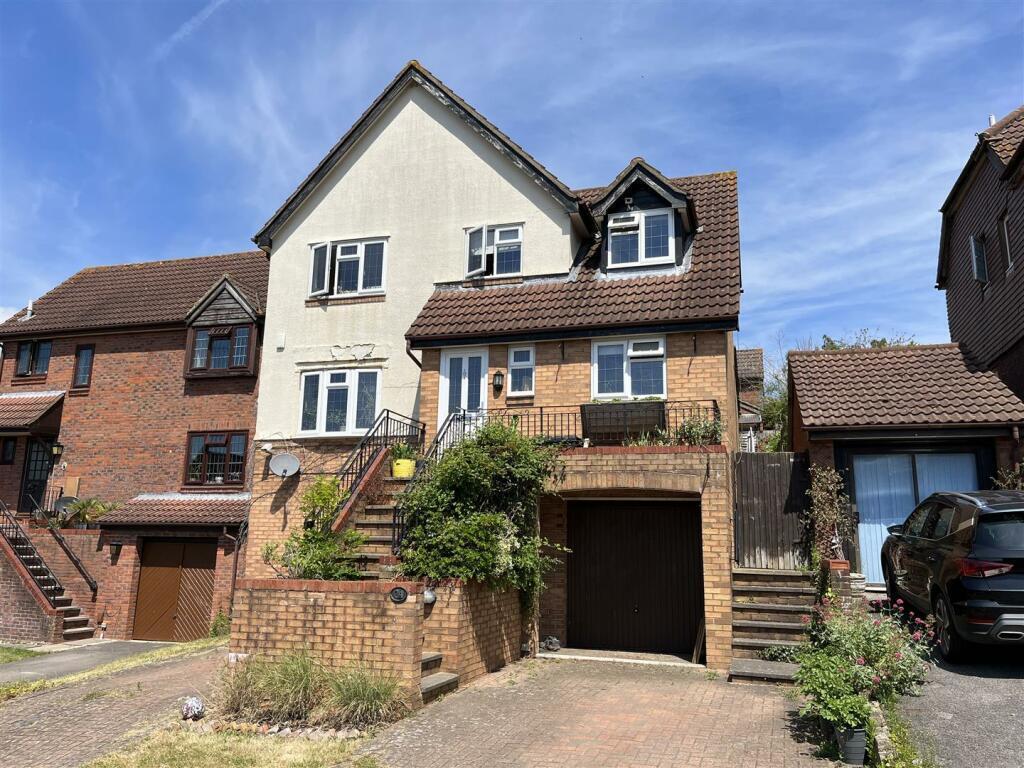 4 bed Detached for rent in Shinfield. From Davis Tate - Reading 4 bed Detached for rent in Shinfield. From Davis Tate - Reading