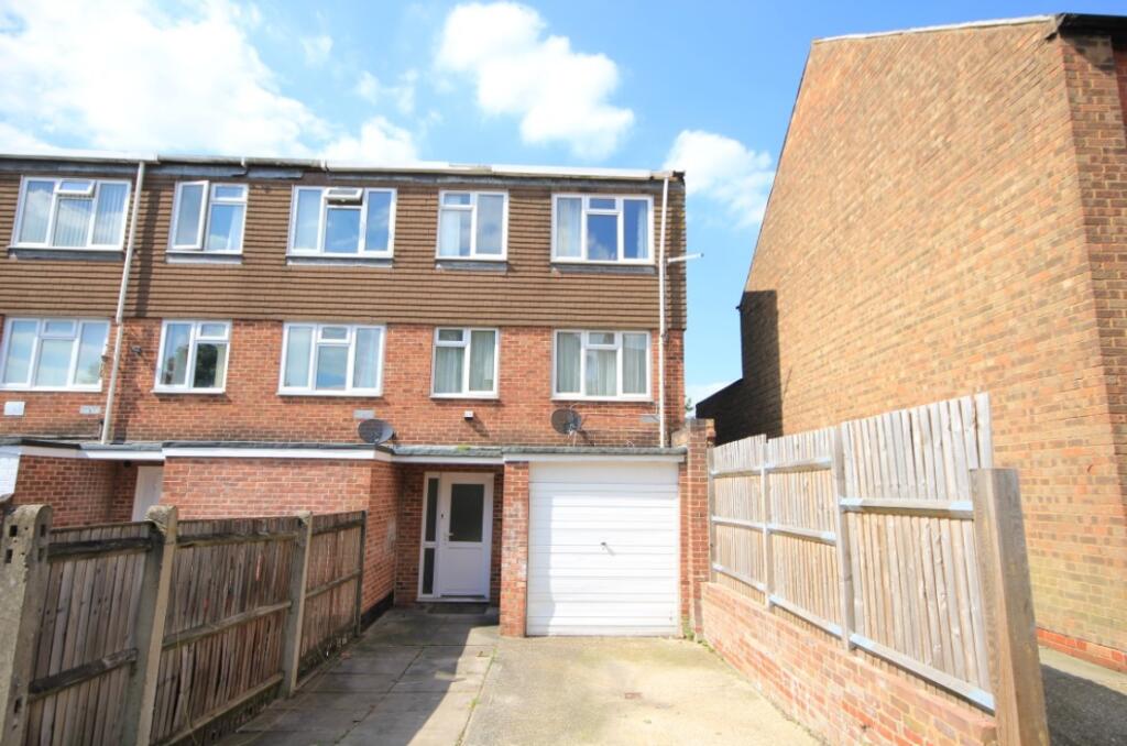 4 bed End of Terrace for rent in Shinfield. From Davis Tate - Reading