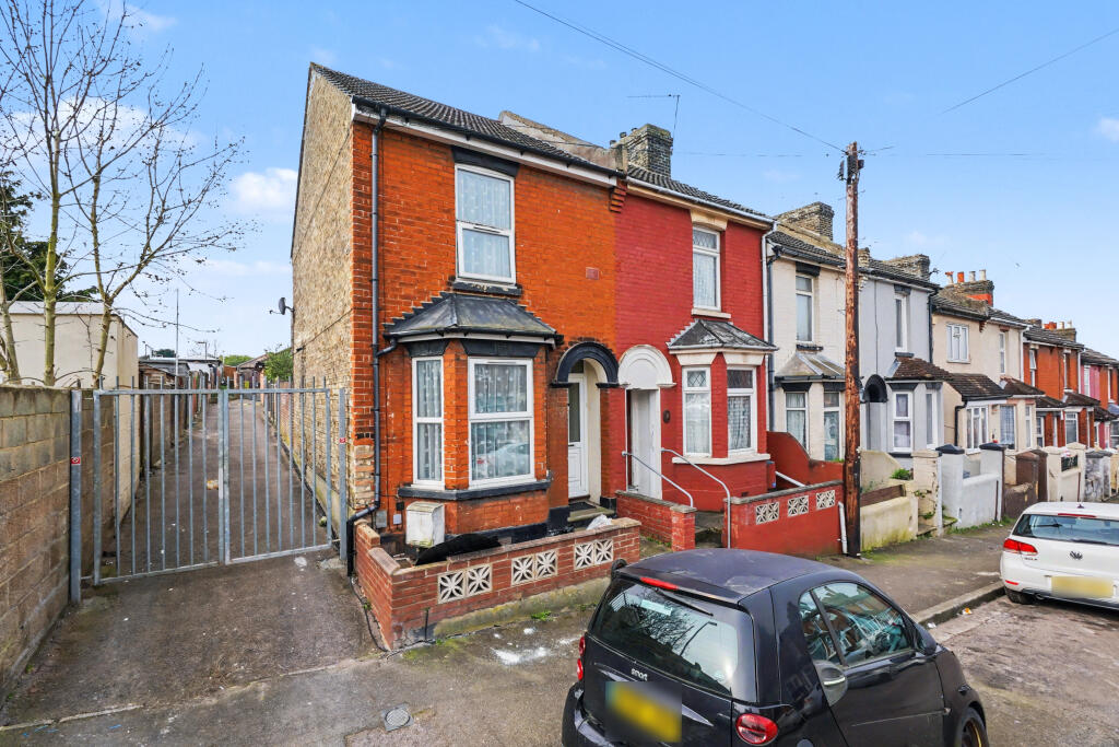 3 bed End of Terrace for rent in Chatham. From Red Door Homes - Rochester