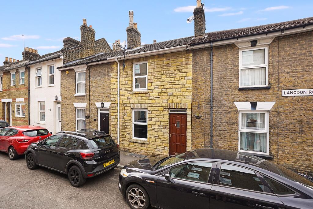 2 bed Mid Terraced House for rent in Rochester. From Red Door Homes - Rochester