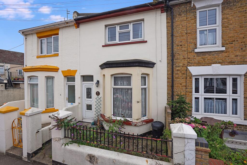 3 bed Mid Terraced House for rent in Gillingham. From Red Door Homes - Rochester