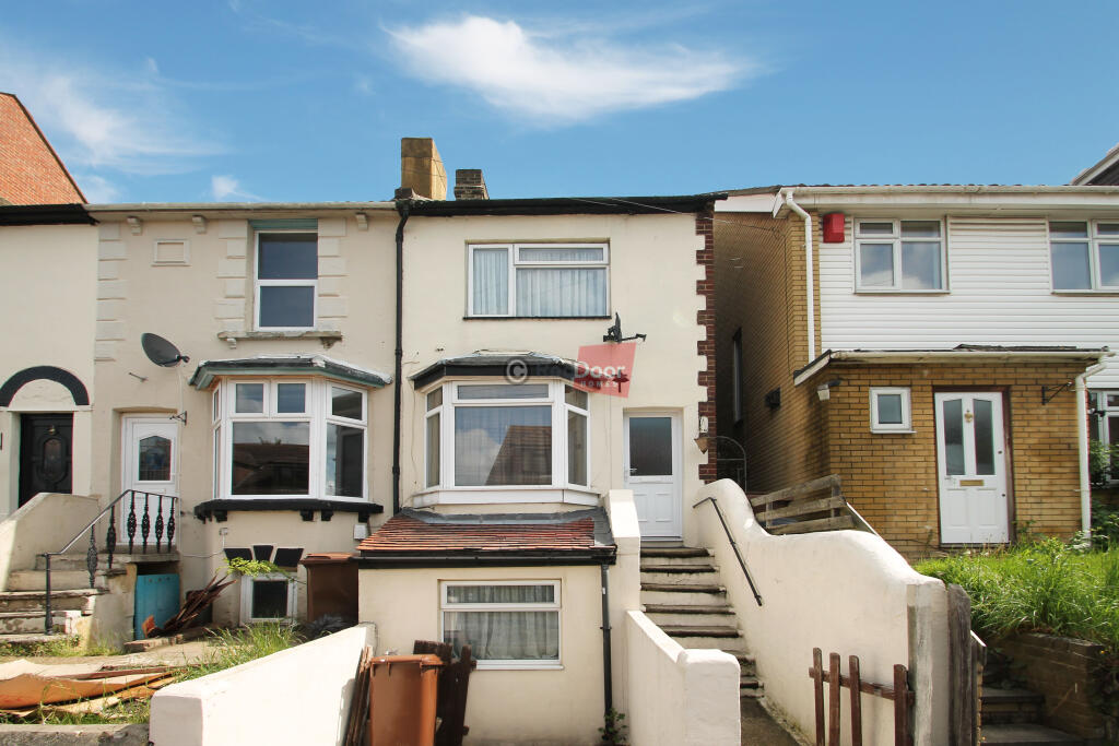 3 bed Mid Terraced House for rent in Blue Bell Hill. From Red Door Homes - Rochester 3 bed Mid Terraced House for rent in Blue Bell Hill. From Red Door Homes - Rochester